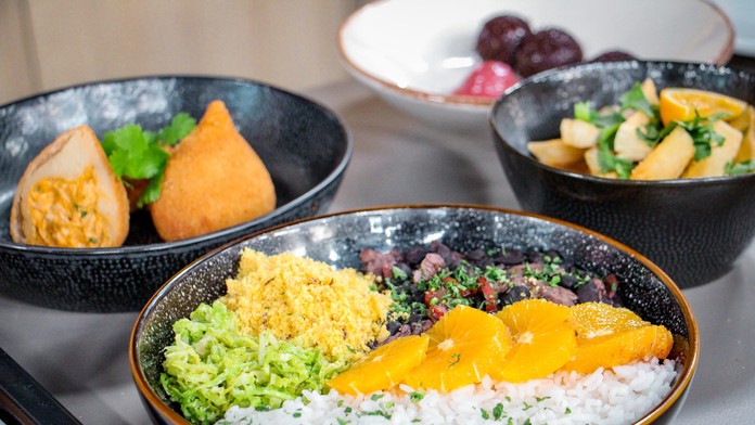 Brazílska kuchyňa: V strede Feijolada a naľavo Coxinha