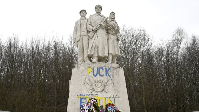 FOTO: Pamätník víťazstva na Dargove niekto pomaľoval vulgárnymi nápismi