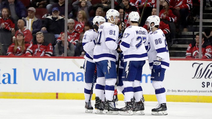 Hokejista Tampy Bay Lightning sa tešia po strelení gólu proti New Jersey.