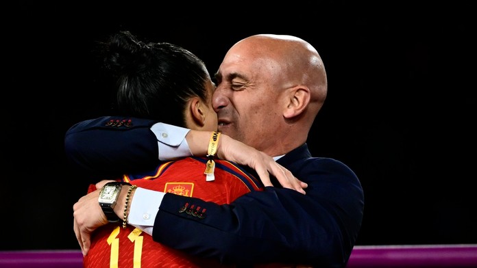Luis Rubiales pobozkal Jennifer Hermosovú po finále MS