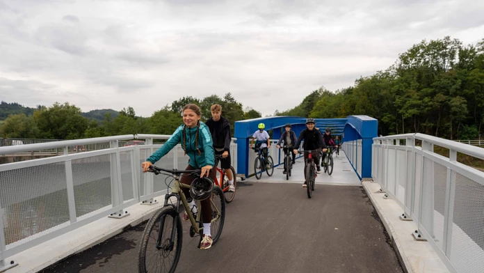 Slovensko a Česko spojil 120-kilometrový cyklookruh. Vedie popri hradoch aj prírodných atrakciách