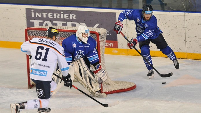 Zľava Marek Bartánus (Košice), brankár Martin Šúrek a Viktor Postnikov (obaja Poprad)