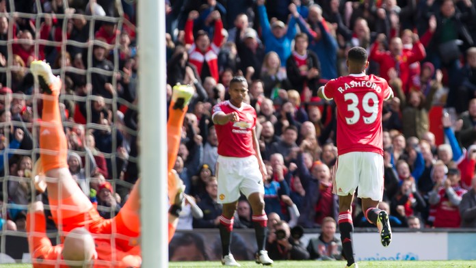 Na snímke vpravo hráč Manchesteru Marcus Rashford oslavuje gól 