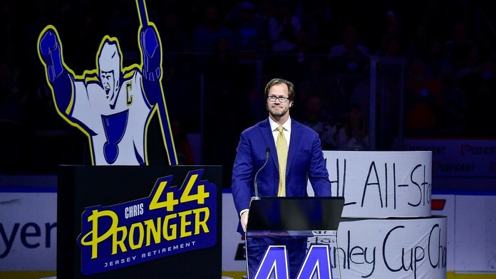 Chris Pronger počas ceremónie, pri ktorej pod strop domáceho štadióna St. Louis vyvesili dres s jeho číslom.