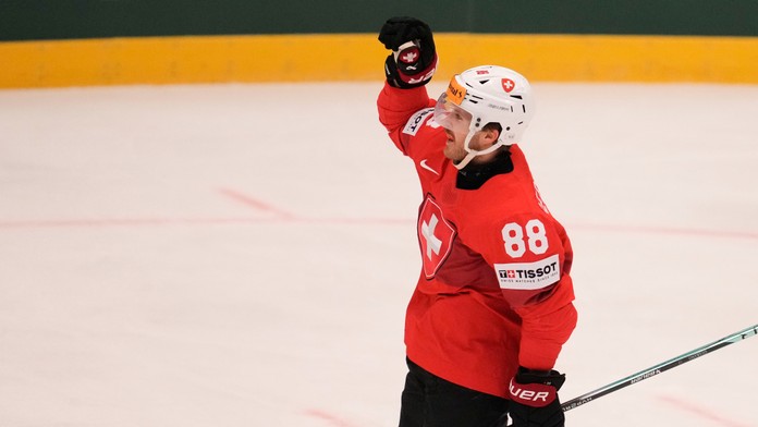 Švajčiarsky hráč Christoph Bertschy oslavuje po tom, ako strelil úvodný gól v zápase štvrťfinále.