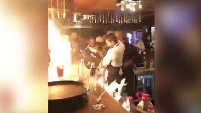 Ohňová šou v tureckej reštaurácii