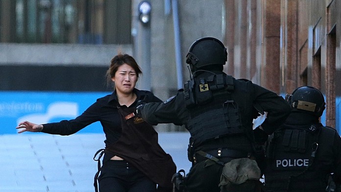 Trom rukojemníkom sa podarilo utiecť.