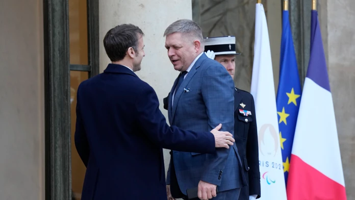 Slovenský premiér Robert Fico (vpravo), ktorého víta francúzsky prezident Emmanuel Macron.