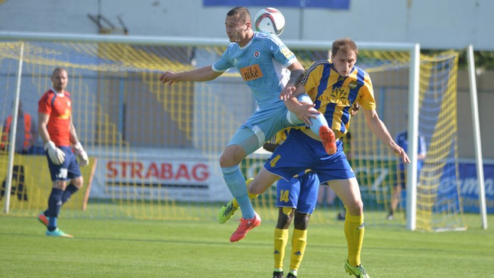 Na snímke vľavo Adam Zreľák (Slovan) a vpravo Marin Ljubičič (DAC).