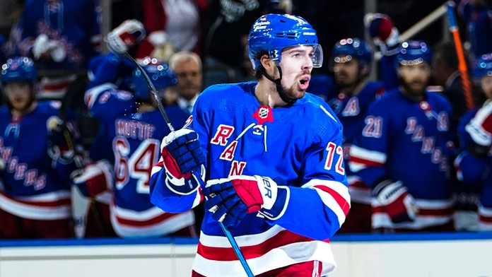 Hokejista New Yorku Rangers Filip Chytil sa teší po strelení gólu.