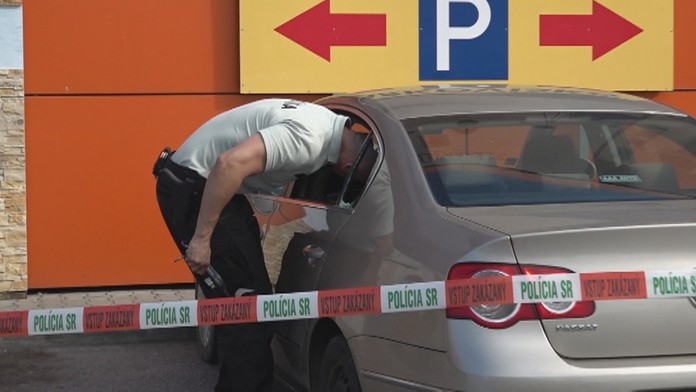 Auto, v ktorom bol chlapček viac ako pol hodiny