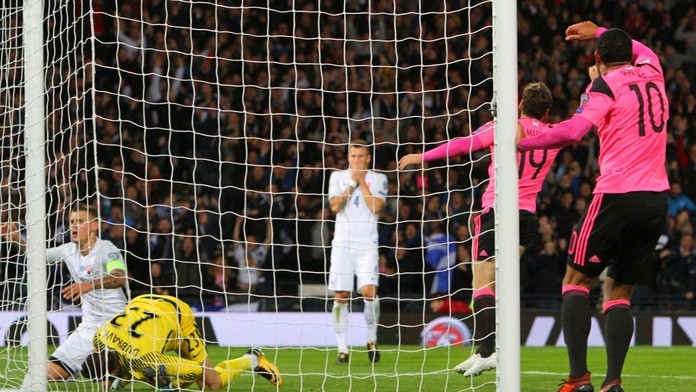 Nezavinený pád Roberta Maka po ktorom nasledovala červená karta pre Slováka.