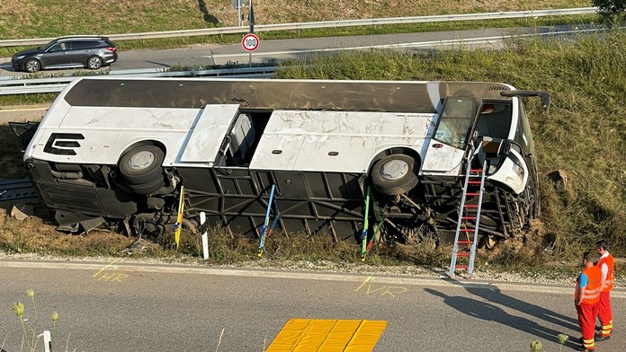 Havarovaný autobus s českými turistami.