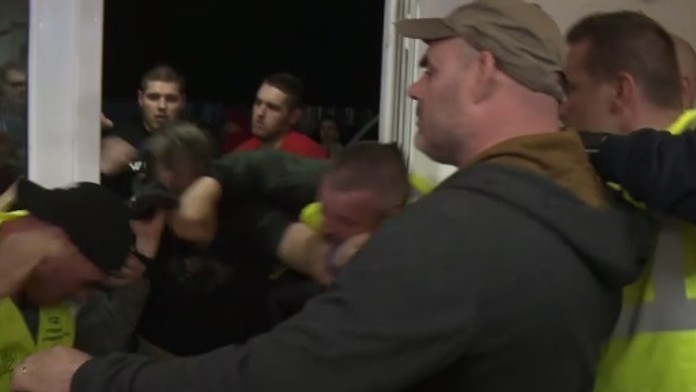 Bitka fanúšikov s usporiadateľmi.