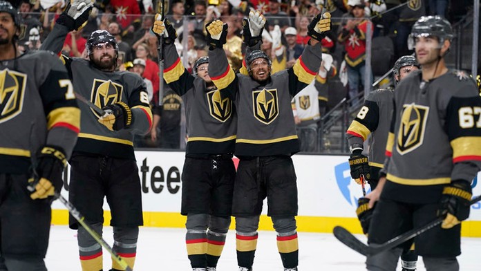 Hokejisti Vegas Golden Knights sa tešia po výhre.