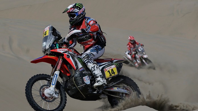 Vľavo hráč Realu Madrid Isco proti Juanfranovi Morenovi z Leganésu v osemfinále španielskeho pohára..