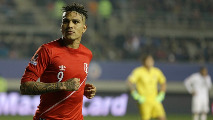 Paolo Guerrero (Peru) sa v štvrťfinále s Bolíviou zaskvel hetrikom.
