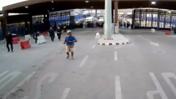 Muž zaútočil na policajta.