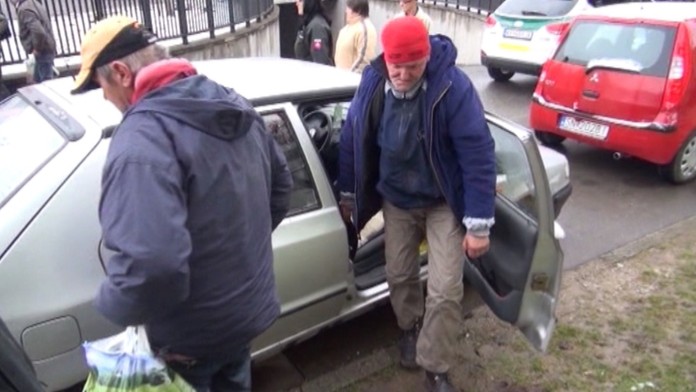 Bezdomovci sa presťahovali do auta