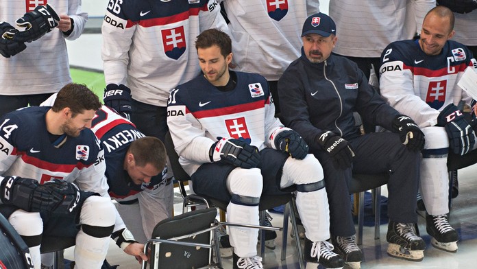 Ostatní pozorujú, kým sa Vladimír pozviecha a zdvihne svoju stoličku.