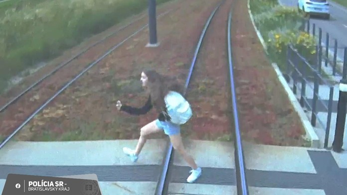 Ponáhľať sa nevyplatilo. Žena v Bratislave vbehla do dráhy električky, teraz ju hľadá polícia