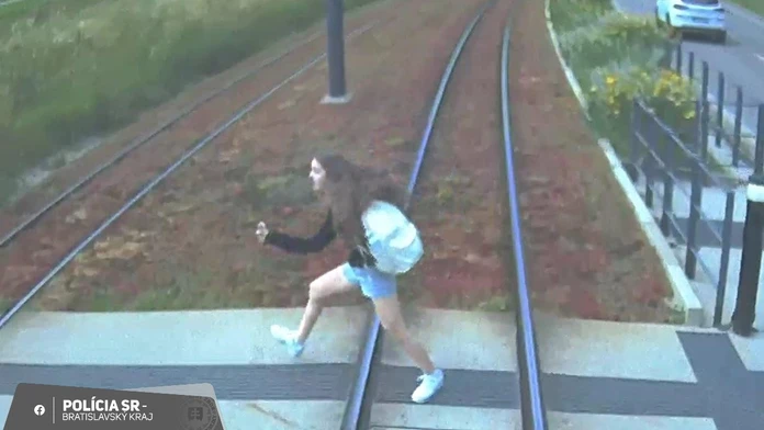 Ponáhľať sa nevyplatilo. Žena v Bratislave vbehla do dráhy električky, teraz ju hľadá polícia