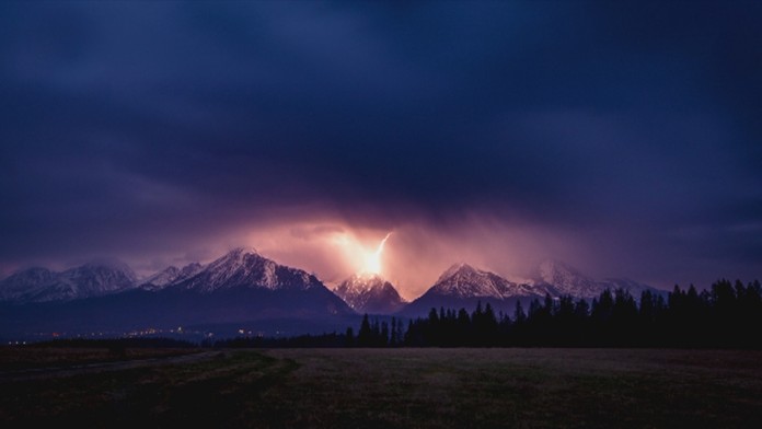 Jedna zo snímok blesku nad Tatrami.