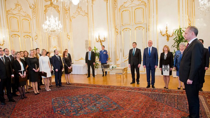 Prezident SR Andrej Kiska (vpravo) vymenoval sudcov bez časového obmedzenia.