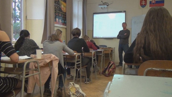 Lavice sú každým dňom prázdnejšie, študenti sa boja chodiť do školy.