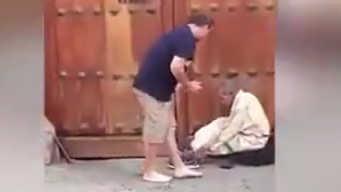 Bezdomovec nestihol ani reagovať.