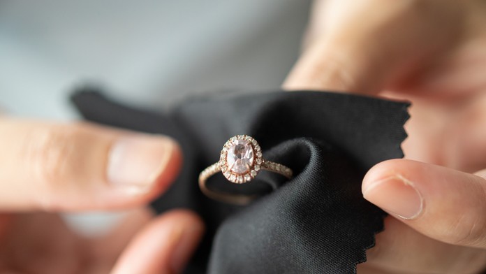 Z hotelovej izby v Paríži zmizol prsteň za najmenej 750-tisíc eur. Majiteľku potešilo, že ho našli