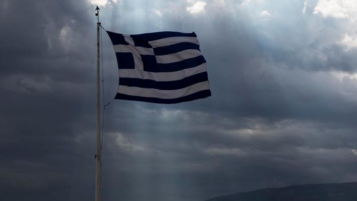 Grécka vlajka je vztýčená na Akropole v Aténach.