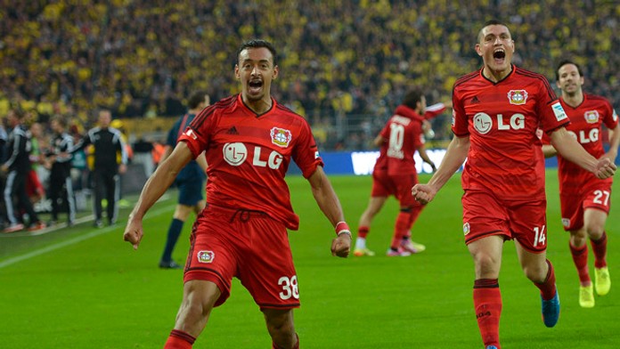 Útočník Bayeru Leverkusen Karim Bellarabi (vľavo) dal najrýchlejší gól Bundesligy