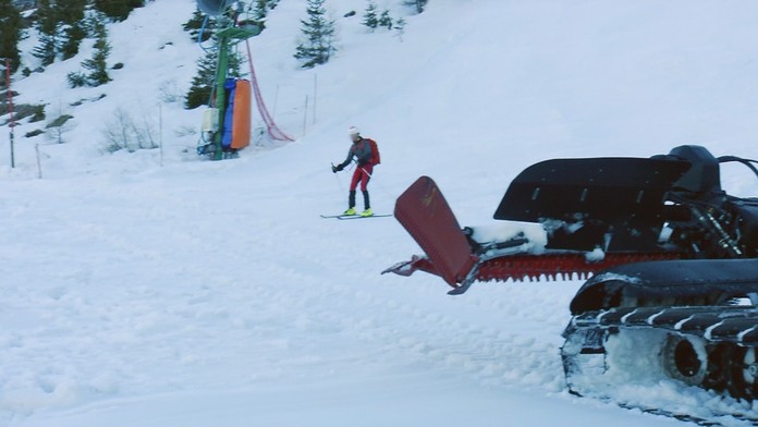 Skialpinisti riskujú svoje životy a hrozia kolízie s ratrakmi. Po zotmení nemajú čo na svahu robiť