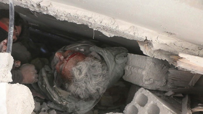 Ľudia umierali pod sutinami svojich domov. 