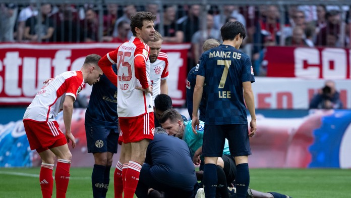 Padol na trávnik, nereagoval. V Nemecku je hrdinom rozhodca, ktorý počas zápasu zachránil život