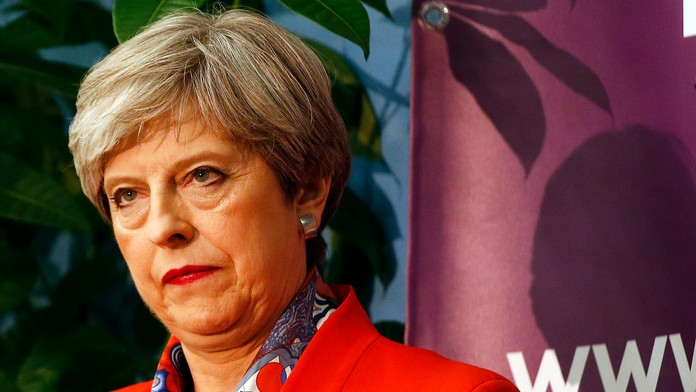 Britská premiérka si vypočula prvé odhady.