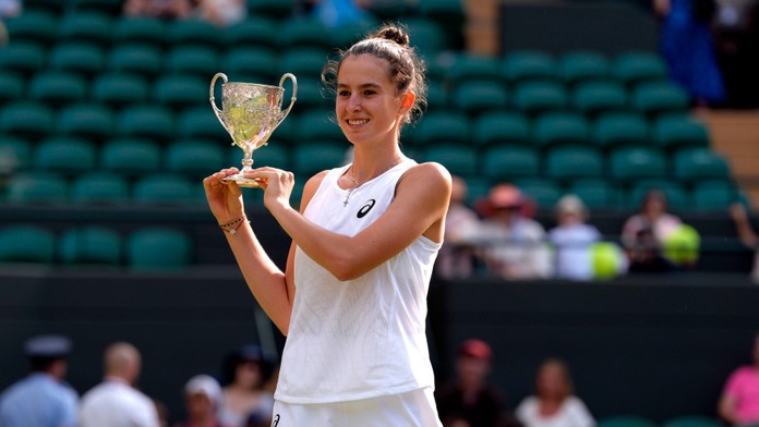 Mia Pohánková pózuje s trofejou po víťazstve v juniorskom Wimbledone