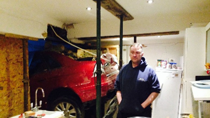 Auto skončilo v kuchyni