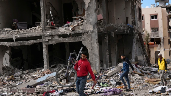 Palestínčan zbiera svoje veci pri zničenom dome po izraelskom bombardovaní na juhovýchode Gazy.