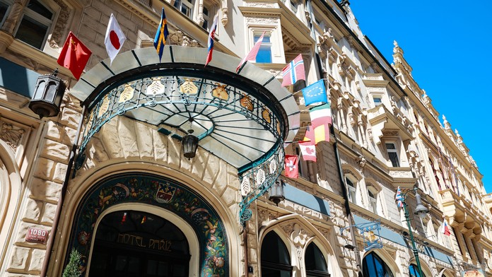 Na telo plus naživo.