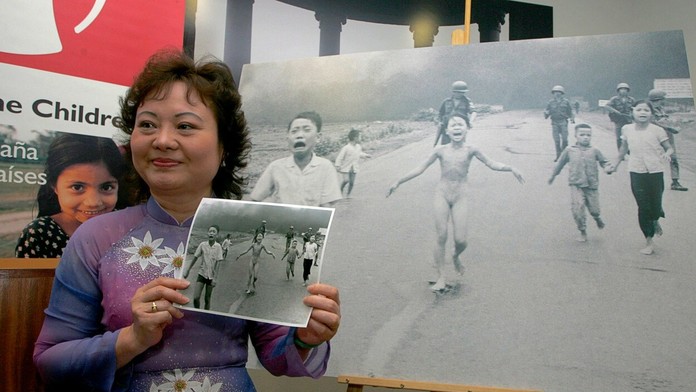 Dnes už dáma Kim Phuc pred legendárnou fotografiou.