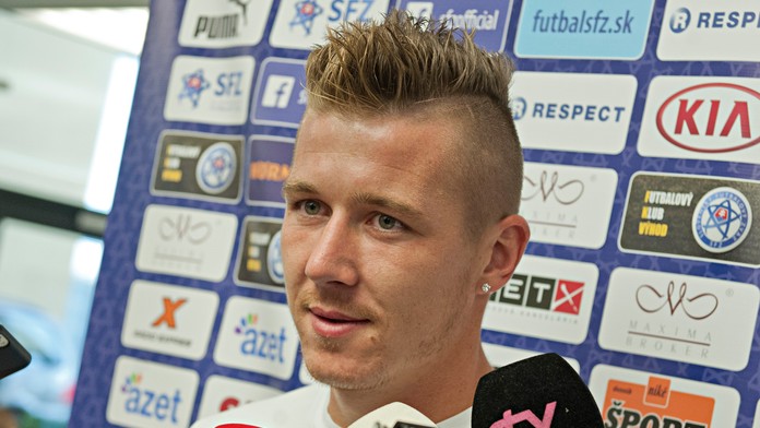Juraj Kucka počas brífingu s novinármi na zraze futbalovej reprezentácie pred kvalifikačným dvojzápasom na EURO 2016 proti Špani