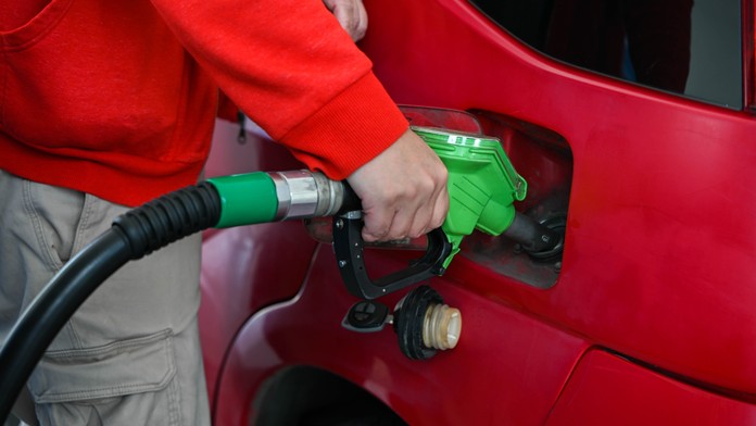 Muž tankuje benzín na pumpe 