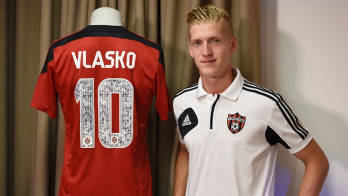Ján Vlasko (FC Spartak) s dresom, kde je číslo vyplnené fotkami fanúšikov. Takýto dres budú nosiť hráči na zápasy Fortuna Ligy.