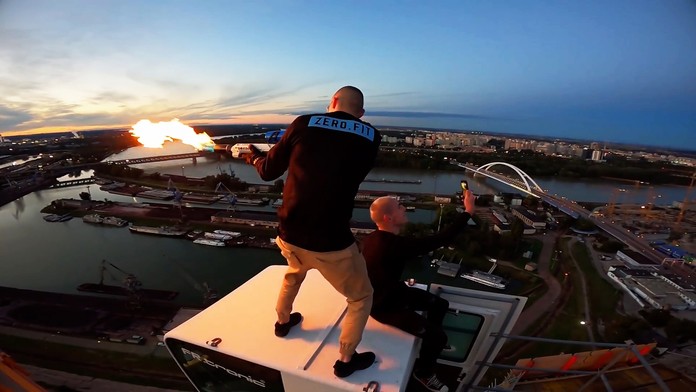 Zábery z videa na žeriave pri Klingerke.