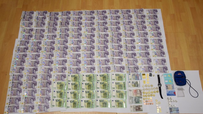 Muž sa vlámal do obydlí, kradol peniaze i elektroniku. 