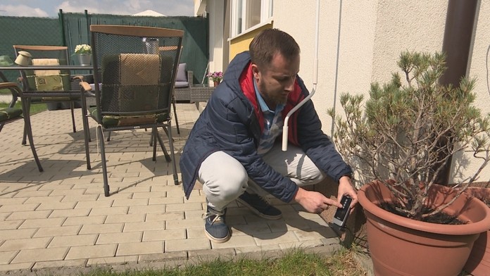 Amatérskeho meteorológa teraz sledujú stovky ľudí