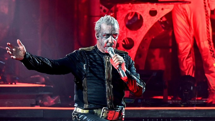 Na archívnej snímke z 18. júna 2022 spevák nemeckej metalovej skupiny Rammstein Till Lindemann