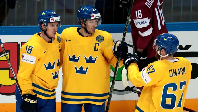 Radosť švédskych hráčov z gólu, zľava Mikael Backlund, Jimmie Ercisson a Linus Omark, v dueli MS v Rusku proti Lotyšsku.